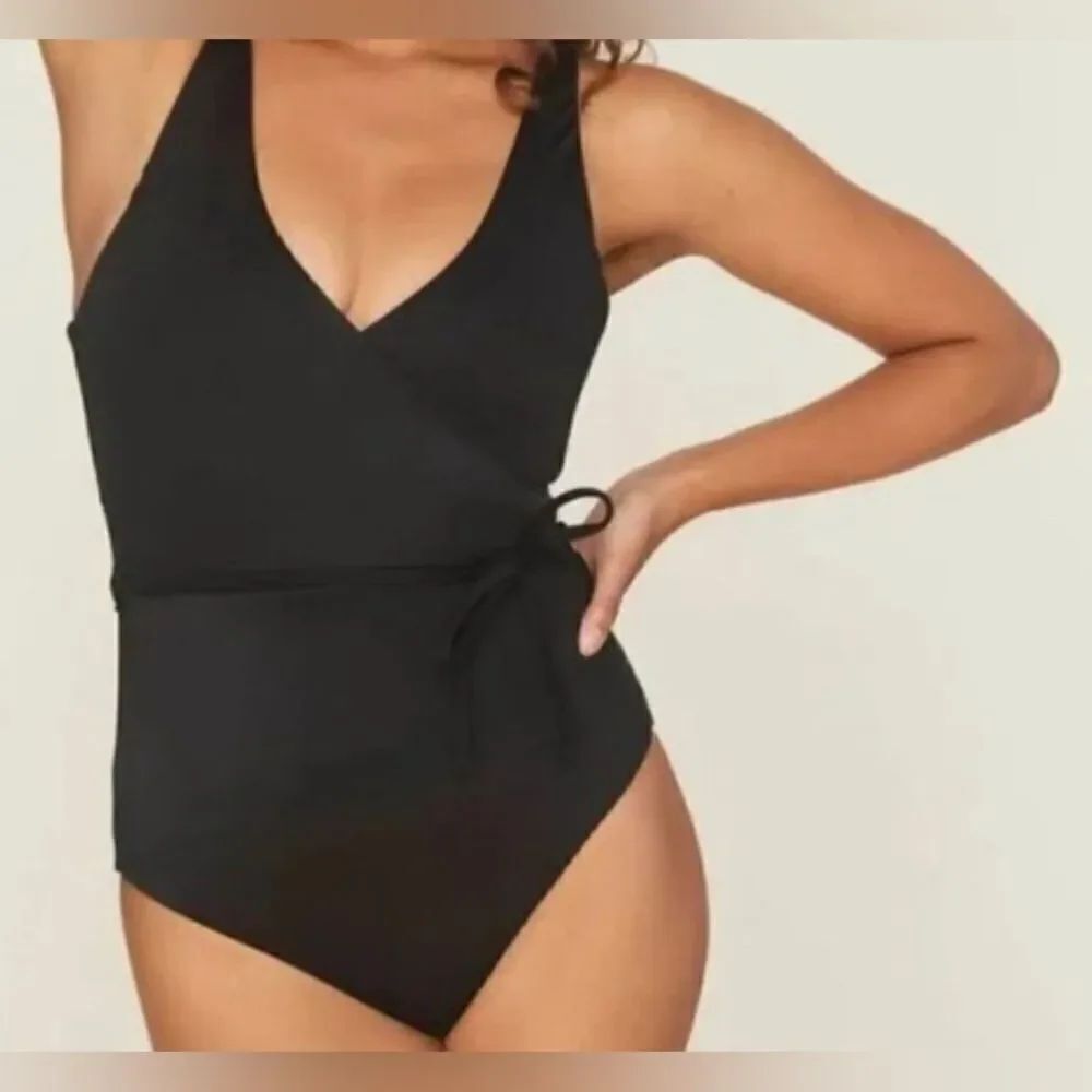 AndieβSwim The Belmar One piece swimsuit size Medium BlackβNEW